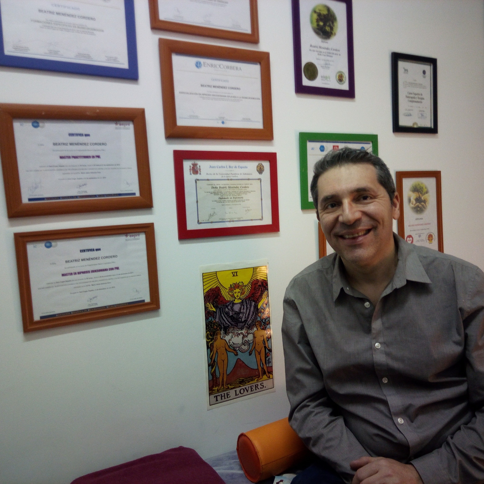 Adel en un espacio de estudio y consulta